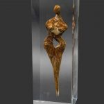 Brise inclusion d'un bronze dans du verre acrylique 10x10x30cm Véronique Vantesone