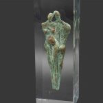 HÉRO & LÉANDRE inclusion d'un bronze dans du verre acrylique 10x10x30cm Véronique Vantesone