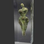 Leveche Inclusion d'un bronze dans du verre acrylique 10x10x30cm Véronique Vantesone